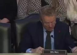 Usa, il senatore Rand Paul contro il Ceo di Moderna Stephan Bancel: "Il vaccino Covid aumenta il rischio di miocarditi" - VIDEO