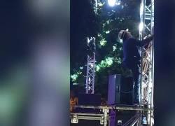 Al Bano si arrampica a 80 anni su un traliccio durante il concerto a Pomigliano d'Arco, i fan: "Scendi che ti fai male" - VIDEO