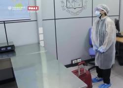 Roma, passeggera “ossessionata da germi e Covid” atterra a Fiumicino con tuta monouso, guanti, doppia mascherina e occhiali protettivi - VIDEO 