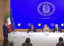 Manovra, Meloni lascia la conferenza stampa: "Siamo fuori tempo massimo, vi lascio Giorgetti", e gli augura "in bocca al lupo" - VIDEO