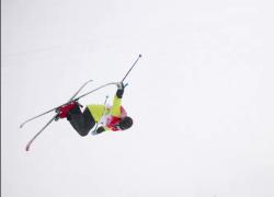 Olimpiadi 2022, sciatore colpisce il cameraman durante la gara: il VIDEO