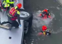 Torino, bus turistico precipita nel Po dopo aver sfondato un muretto in retromarcia, morto l'autista, ferite tre passanti, un testimone: "Forse un malore" - VIDEO
