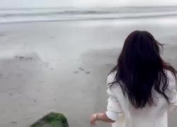 Meghan Markle torna su Instagram con un VIDEO virale, scrive "2025" sulla sabbia vestita di bianco e a piedi nudi
