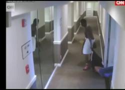 P. Diddy picchia la ex fidanzata Cassie Ventura, il cantante ripreso nel 2016 mentre prende a calci e trascina la donna a terra - VIDEO