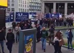 Proteste No Green pass a Milano, il corteo: "Libertà, libertà". VIDEO