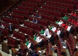 Gaza, deputati M5S riproducono in aula bandiera Palestina con colori delle maglie, Ricciardi: "Governo continua a negare genocidio" - VIDEO