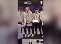 Europei under 23 di Scherma, la Svizzera non si gira verso le bandiere mentre premiano Israele: "Protesta contro il genocidio a Gaza" - VIDEO