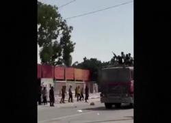 Gaza, camion GHF assaltato da banda ribelle di Abu Shebab finanziata da Israele: spari sui civili palestinesi e tir sulla folla - VIDEO