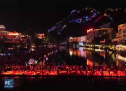 Cina: Guangxi, spettacolo di 10.000 lanterne che illuminano il fiume