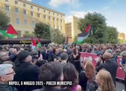 Napoli, oltre 2mila persone in piazza Municipio per difendere la Taverna Santa Chiara e contro i sionisti: "Non sono i benvenuti, antisionismo non è antisemitismo  - VIDEO"