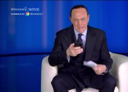 Fratelli di Crozza, Berlusconi: "Telefonare a Putin per l'Ucraina? Ma quale la bionda, la rossa o la brunetta?"