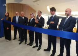 Zurich, inaugurata nuova sede a Milano, il taglio del nastro; Scaroni: "Qui ospiteremo banking e insurance", Sala: "Grande responsabilità aziendale dell'investimento"