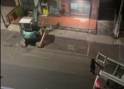 Valverde, furto bancomat con escavatore: sradicato dal muro  e portato via in un furgone - VIDEO 