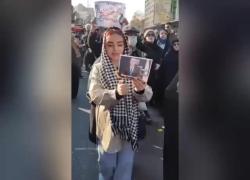 Proteste Iran, manifestanti pro governo in piazza a Teheran contro Israele e Usa, bruciate le foto di Netanyahu, Trump e Pahlavi &ndash; VIDEO