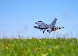 F16 Usa distrutto in Ucraina, ipotesi schianto in combattimento ed errore del pilota, morto il top gun Oleksiy Mes - VIDEO