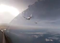 Falso allarme bomba su volo American Airlines New York-Delhi, aereo atterra all'aeroporto di Fiumicino scortato da caccia italiani Eurofighter - VIDEO
