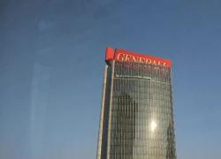 Milano, si stacca l'insegna della Torre Generali a CityLife a 192m d'altezza per cedimento tubi d'acciaio, evacuata la piazza - VIDEO