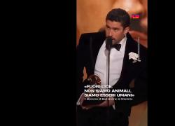 Grammy Awards, Bad Bunny: "ICE out (fuori), non siamo alieni, siamo umani e siamo americani, rispondiamo all'odio con l'amore" - VIDEO