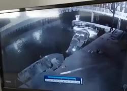 Incidente sul lago di Garda: uno non si regge in piedi e cade in acqua VIDEO