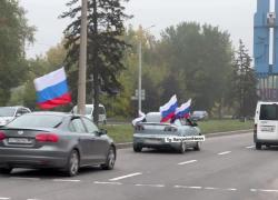 Donbass, bandiere della Russia dai finestrini delle auto: è festa per l’annessione. VIDEO