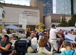 Il GdI a Tel Aviv, le celebrazioni in Hostage Square per il "piano di pace": festa per rilascio degli ostaggi israeliani "entro lunedì" - VIDEO