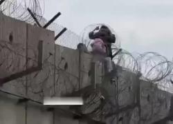 Cisgiordania, il VIDEO della bimba palestinese calata di nascosto dal muro spinato per avere cure negate da restrizioni israeliane
