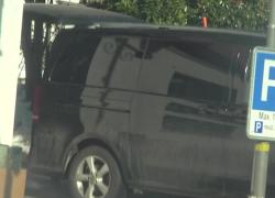 Strage Crans-Montana, Moretti "sfrattati" dal locale Le Vieux Grenier, nel VIDEO mobili e scatoloni portati via da 3 uomini sul retro