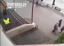 Elezioni Russia 2024, donna lancia molotov contro seggio a San Pietroburgo, lei: "Agito su incarico di un canale Telegram ucraino" - VIDEO