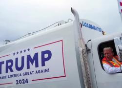 Usa 2024, Trump guida un camion per la raccolta dei rifiuti in risposta a Biden che aveva definito "spazzatura" i suoi sostenitori - VIDEO