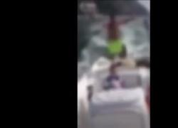 Napoli, bambino di 5 anni guida motoscafo e il papà lo incita: il VIDEO virale su Tik Tok