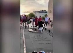 Parigi, 47enne marocchino si accende sigaretta con fiamma tomba Milite Ignoto, arrestato, ministro Retailleau valuta revoca visto - VIDEO