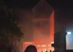 Rivolte in Francia, scuola media Victor Hugo a fuoco vicino a Parigi; Caos assicurazioni auto, le testimonianze: "Si tutelano, perché bruceranno" - VIDEO
