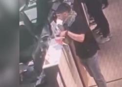Emanuele De Maria compra il biglietto per le terrazze del Duomo da cui si lancerà, poi mette una sciarpa sul capo per nascondersi - VIDEO
