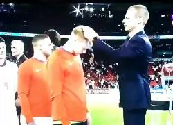 Italia-Inghilterra: calciatori inglesi si tolgono medaglia d'argento dopo la sconfitta. VIDEO