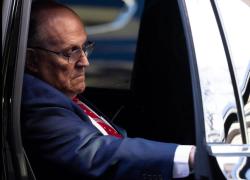 Usa, ex sindaco di New York Rudy Giuliani gravemente ferito dopo incidente stradale: "Multiple lacerazioni e vertebra toracica fratturata" - VIDEO