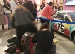 Andy Warhol,  alla Fabbrica del Vapore di Milano ambientalisti lanciano 8 kg di farina sulla Bmw dipinta dall'artista - VIDEO