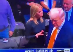 Miami, gaffe di Trump con Cheryl Hines, moglie di Kennedy Jr. e democratica; lei gli porge la mano, lui la ignora - VIDEO