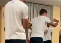 Gigi Buffon campione di Morra cinese: "Carta, forbice, sasso" e batte tutti. VIDEO