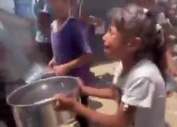 Gaza, bambina in lacrime davanti a centro di aiuti umanitari: "Per favore ho fame aiutatemi", ma il cibo è finito - VIDEO