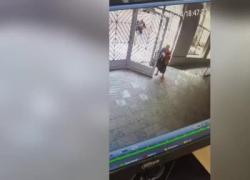 Rapina a Milano, anziana immobilizzata da due ladri, buttata a terra e scippata mentre apre il portone di casa - VIDEO CHOC