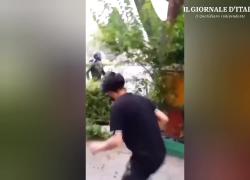 Iran, civili lanciano sassi contro la polizia che scappa, la piazza va a fuoco: è guerra civile - VIDEO