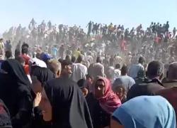 Gaza, migliaia di palestinesi affamati assaltano centro di aiuti umanitari a Rafah, Idf spara in aria per disperdere la folla - VIDEO
