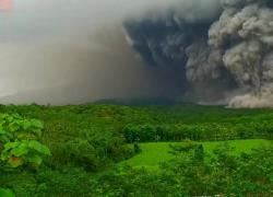 Indonesia, erutta il vulcano Semeru, colate di lava e nubi di cenere alte fino a 7 km fuoriuscite dal cratere, oltre 300 gli evacuati - VIDEO