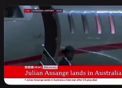 Julian Assange è tornato in Australia dopo 14 anni di detenzione nel Regno Unito, aereo atterrato a Canberra - VIDEO