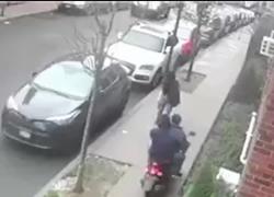 Usa, due malviventi in motorino scippano una ragazzina di 12 anni e la trascinano per strada - VIDEO
