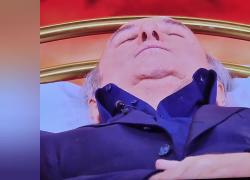 Funerali Gerry Scotti in diretta tv su Canale 5, Pio e Amedeo attoniti come i fan: VIDEO
