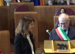 Roma, Paola Cortellesi premiata da Gualtieri con la Lupa Capitolina dopo il film "C'è ancora domani". Lei: "Dedicato a mio padre" - VIDEO