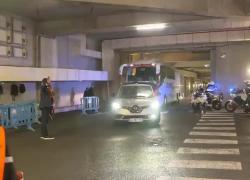Marsiglia, sassate degli ultras al pullman del Lione, Fabio Grosso ferito in testa: partita rinviata - VIDEO
