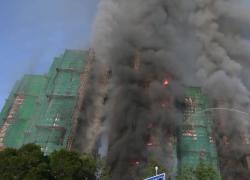 Incendio in 3 grattacieli a Hong Kong, fiamme si propagano su impalcature di bambù e reti da cantiere, oltre 13 morti - VIDEO