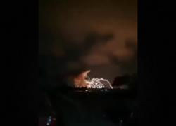 Siria, ancora raid israeliani su Homs e Latakia, colpiti depositi di munizioni e quartieri residenziali: almeno 13 morti - VIDEO